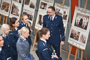 Na zdjęciach funkcjonariusze Policji oraz inni uczestnicy seminarium.