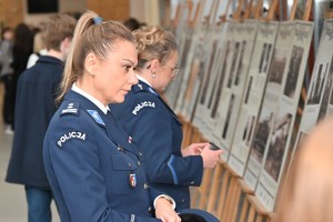 Na zdjęciach funkcjonariusze Policji oraz inni uczestnicy seminarium.