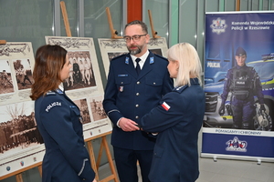 Na zdjęciach funkcjonariusze Policji oraz inni uczestnicy seminarium.