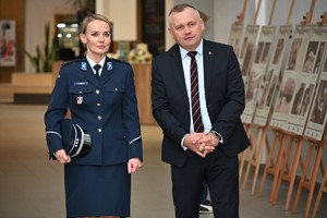 Na zdjęciach funkcjonariusze Policji oraz inni uczestnicy seminarium.