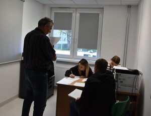 Osoby podczas ćwiczenia