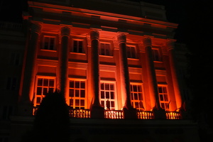 Budynek Komendy Wojewódzkiej Policji podświetlony na czerwono