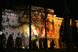 Budynek Komendy Wojewódzkiej Policji podświetlony na czerwono