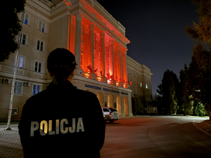 Budynek Komendy Wojewódzkiej Policji podświetlony na czerwono