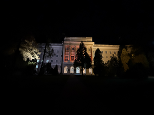 Budynek Komendy Wojewódzkiej Policji podświetlony na czerwono