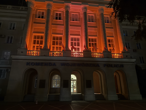 Budynek Komendy Wojewódzkiej Policji podświetlony na czerwono