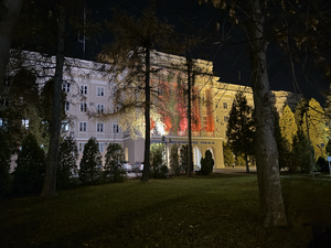 Budynek Komendy Wojewódzkiej Policji podświetlony na czerwono