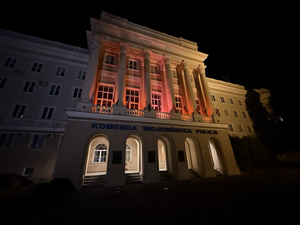 Budynek Komendy Wojewódzkiej Policji podświetlony na czerwono