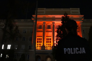 Budynek Komendy Wojewódzkiej Policji podświetlony na czerwono