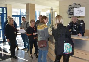 Funkcjonariusze i inne osoby podczas ćwiczeń