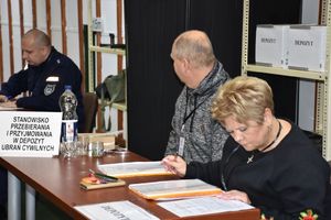 Funkcjonariusze i inne osoby podczas ćwiczeń