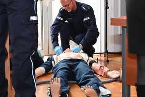 Policjanci podczas recertyfikacji. Dwaj policjanci prowadzą akcję ratunkową z manekinem.