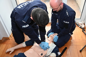 Policjanci podczas recertyfikacji. Dwaj policjanci prowadzą akcję ratunkową z manekinem.