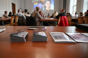 Policjanci i uczestnicy szkolenia podczas spotkania w auli Komendy Wojewódzkiej Policji w Rzeszowie