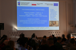 Policjanci i uczestnicy szkolenia podczas spotkania w auli Komendy Wojewódzkiej Policji w Rzeszowie