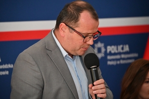 Policjanci i uczestnicy szkolenia podczas spotkania w auli Komendy Wojewódzkiej Policji w Rzeszowie