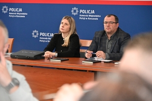 Policjanci i uczestnicy szkolenia podczas spotkania w auli Komendy Wojewódzkiej Policji w Rzeszowie