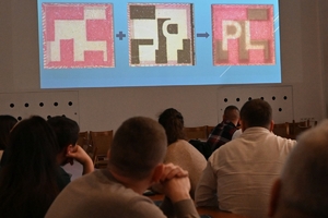 Policjanci i uczestnicy szkolenia podczas spotkania w auli Komendy Wojewódzkiej Policji w Rzeszowie