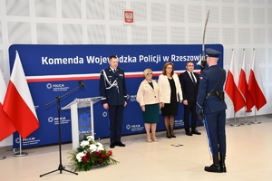 Policjanci i zaproszeni goście podczas uroczystego ślubowania i wręczenia odznaczeń