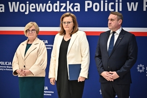 Policjanci i zaproszeni goście podczas uroczystego ślubowania i wręczenia odznaczeń