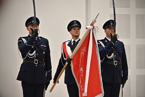 Policjanci i zaproszeni goście podczas uroczystego ślubowania i wręczenia odznaczeń