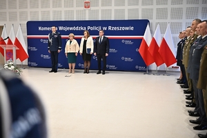 Policjanci i zaproszeni goście podczas uroczystego ślubowania i wręczenia odznaczeń