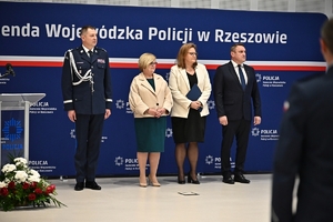 Policjanci i zaproszeni goście podczas uroczystego ślubowania i wręczenia odznaczeń