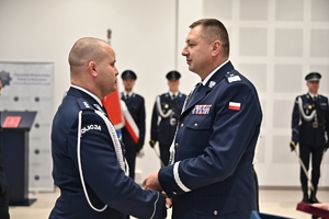 Policjanci i zaproszeni goście podczas uroczystego ślubowania i wręczenia odznaczeń