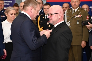 Policjanci i zaproszeni goście podczas uroczystego ślubowania i wręczenia odznaczeń