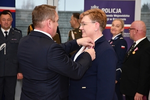 Policjanci i zaproszeni goście podczas uroczystego ślubowania i wręczenia odznaczeń