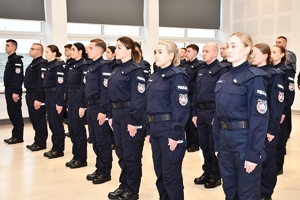 Policjanci i zaproszeni goście podczas uroczystego ślubowania i wręczenia odznaczeń
