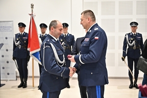 Policjanci i zaproszeni goście podczas uroczystego ślubowania i wręczenia odznaczeń