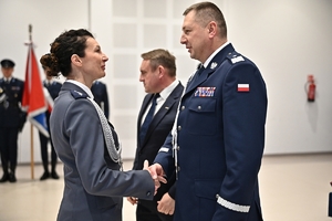 Policjanci i zaproszeni goście podczas uroczystego ślubowania i wręczenia odznaczeń