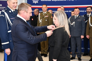 Policjanci i zaproszeni goście podczas uroczystego ślubowania i wręczenia odznaczeń