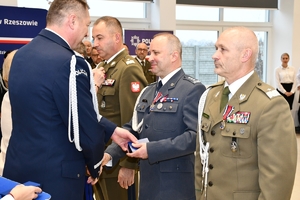 Policjanci i zaproszeni goście podczas uroczystego ślubowania i wręczenia odznaczeń
