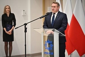 Policjanci i zaproszeni goście podczas uroczystego ślubowania i wręczenia odznaczeń