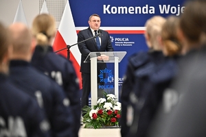 Policjanci i zaproszeni goście podczas uroczystego ślubowania i wręczenia odznaczeń