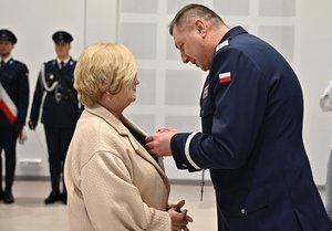 Policjanci i zaproszeni goście podczas uroczystego ślubowania i wręczenia odznaczeń