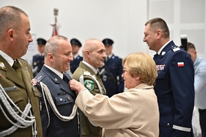 Policjanci i zaproszeni goście podczas uroczystego ślubowania i wręczenia odznaczeń