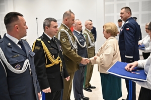 Policjanci i zaproszeni goście podczas uroczystego ślubowania i wręczenia odznaczeń