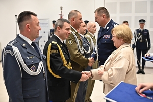 Policjanci i zaproszeni goście podczas uroczystego ślubowania i wręczenia odznaczeń