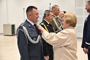 Policjanci i zaproszeni goście podczas uroczystego ślubowania i wręczenia odznaczeń