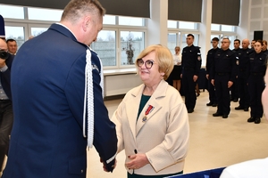 Policjanci i zaproszeni goście podczas uroczystego ślubowania i wręczenia odznaczeń
