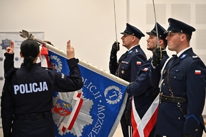 Policjanci i zaproszeni goście podczas uroczystego ślubowania i wręczenia odznaczeń