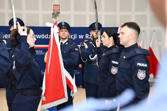 Policjanci i zaproszeni goście podczas uroczystego ślubowania i wręczenia odznaczeń