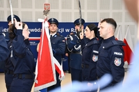Policjanci i zaproszeni goście podczas uroczystego ślubowania i wręczenia odznaczeń