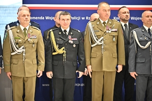 Policjanci i zaproszeni goście podczas uroczystego ślubowania i wręczenia odznaczeń