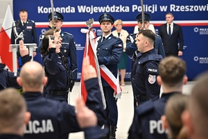 Policjanci i zaproszeni goście podczas uroczystego ślubowania i wręczenia odznaczeń