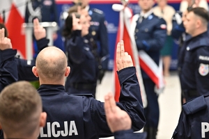 Policjanci i zaproszeni goście podczas uroczystego ślubowania i wręczenia odznaczeń