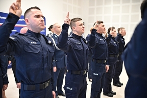 Policjanci i zaproszeni goście podczas uroczystego ślubowania i wręczenia odznaczeń